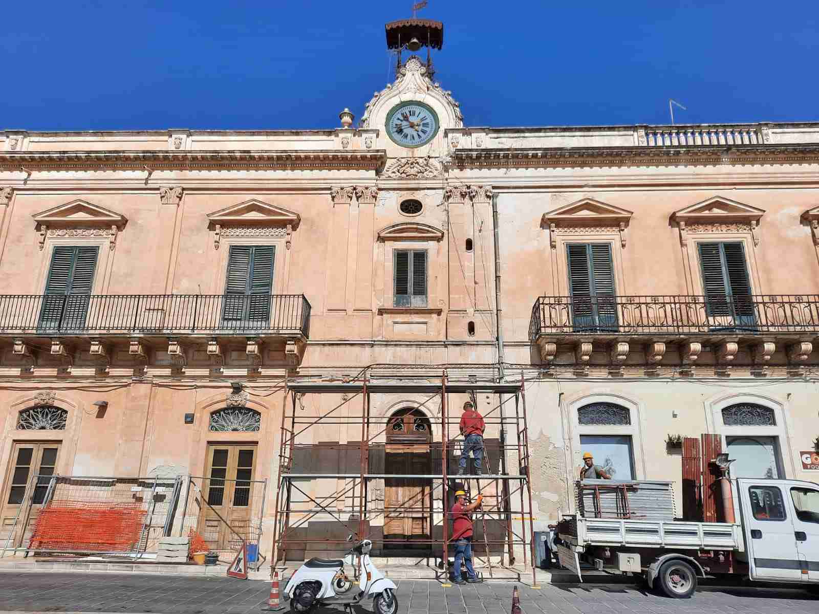 Al via il restauro dell’orologio di Piazza Garibaldi, l’impresa Calvo comincia i lavori