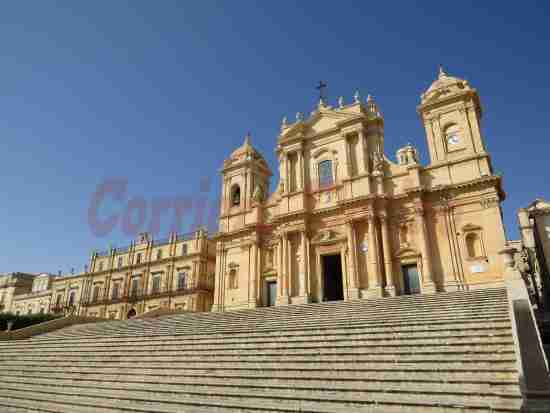 Noto, un milanese scambia la scalinata della cattedrale per il set di un film porno