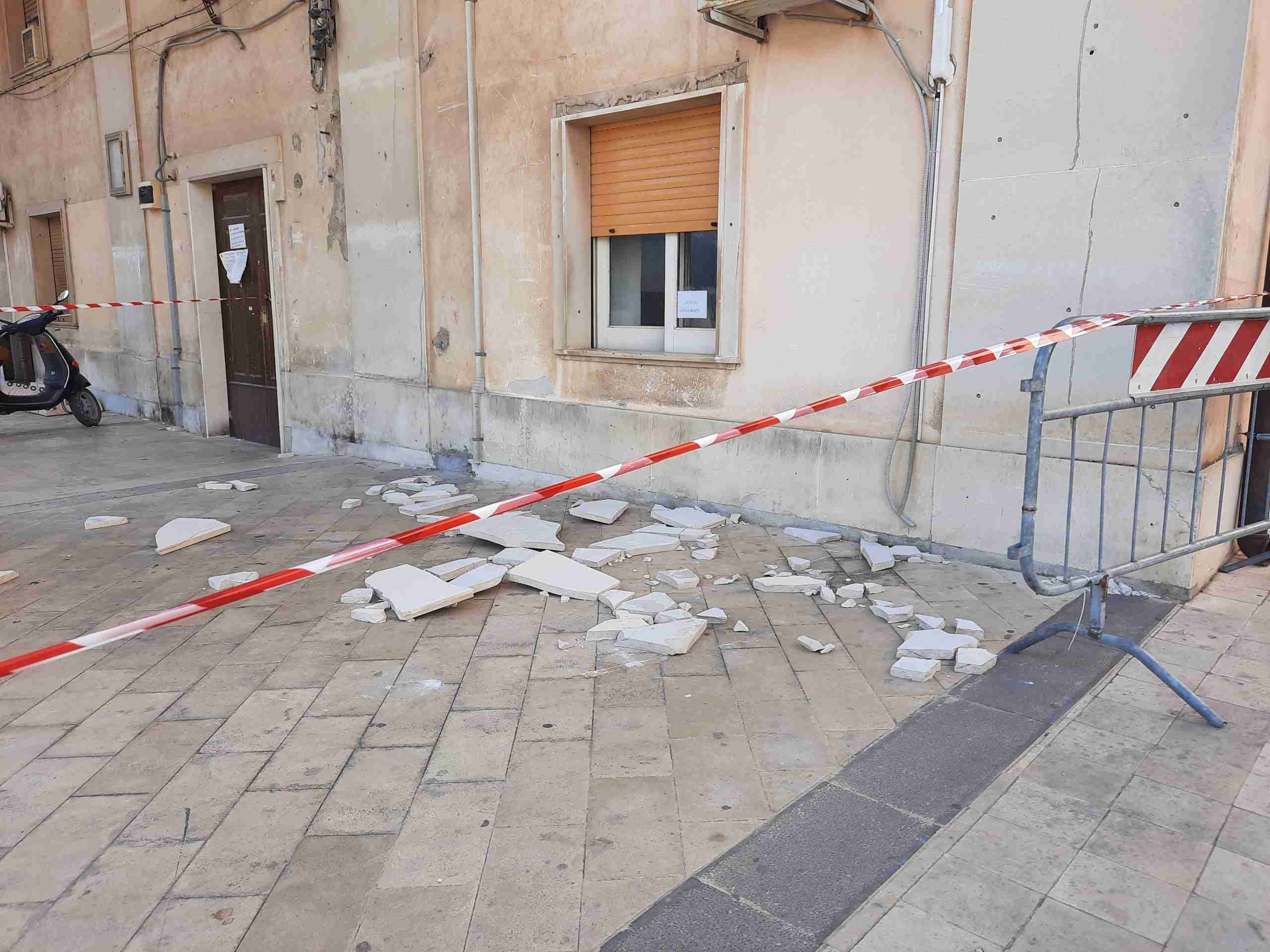 Lastra di marmo si stacca dalla parete del Comune davanti la finestra dell’ufficio protocollo