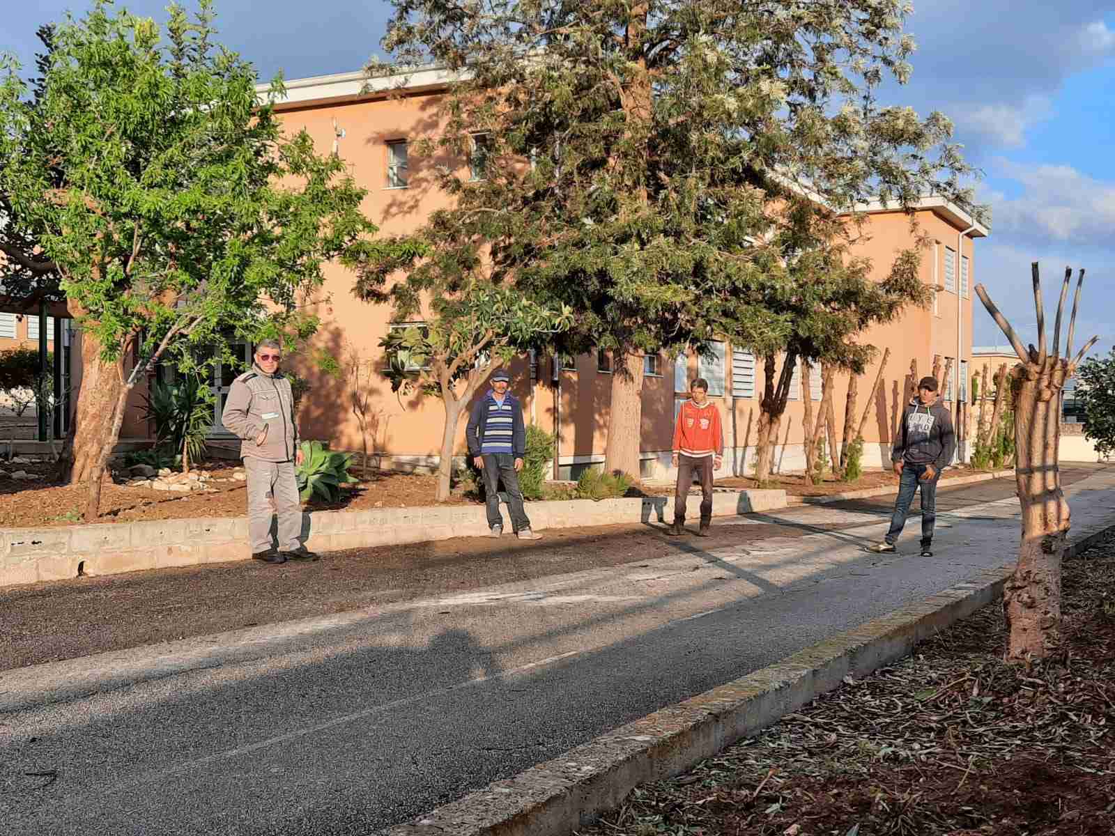 Manutenzione del verde pubblico nelle piazze e nelle scuole, il Comune rinnova la convenzione con Città Verde