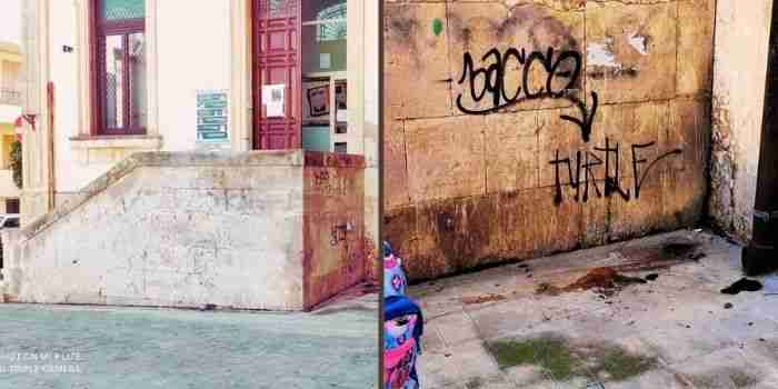 Ingresso della scuola invaso da escrementi di cane, i genitori: “Per l’inciviltà di pochi paghiamo tutti”