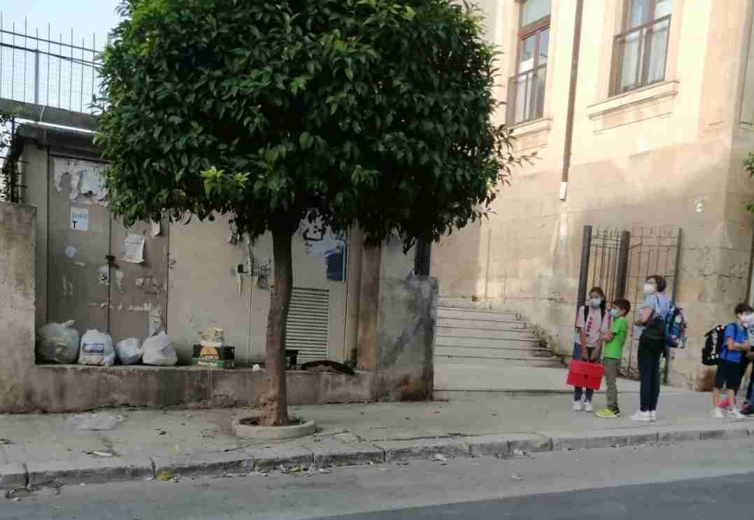 Rifiuti davanti l’ingresso della scuola, una mamma: “Che immagine diamo ai nostri figli?”