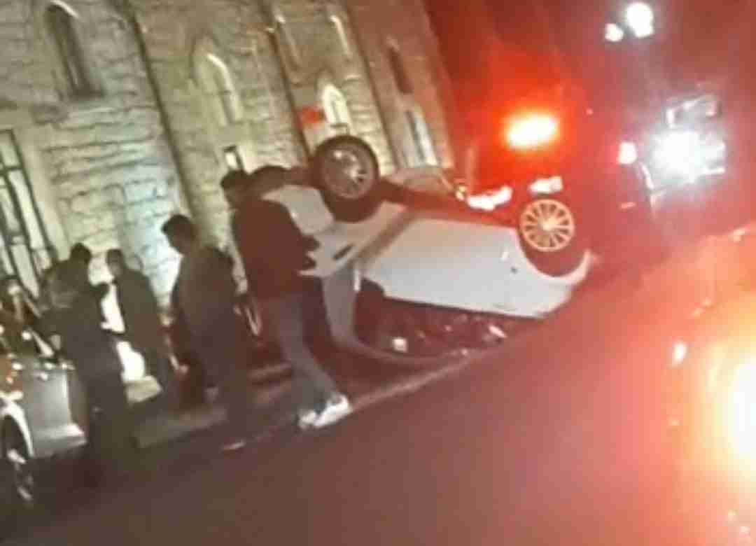 Smart viene tamponata e si ribalta in via Paolo Orsi. Nessun ferito grave