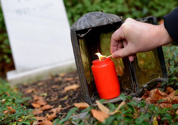 “Un fiore per tutti”, l’iniziativa di alcune aziende per illuminare le tombe abbandonate