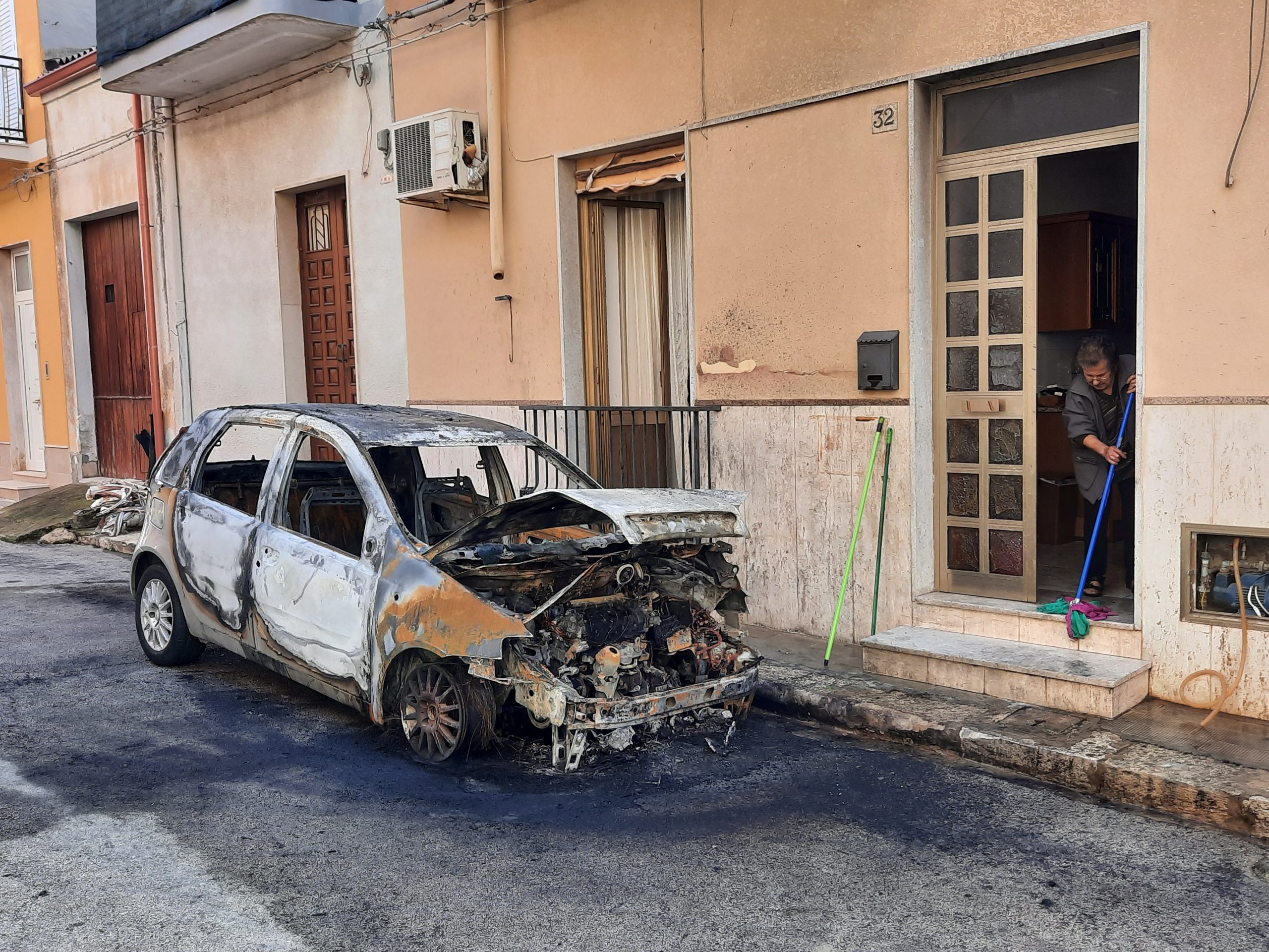 Notte di paura in via Arco Piccolo, in fiamme l’auto di un pensionato