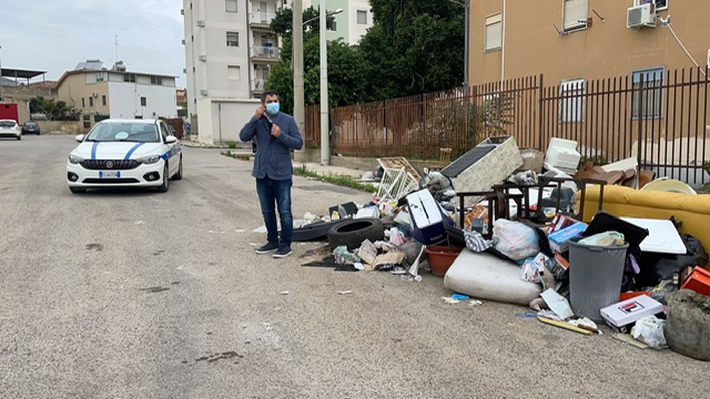 Il sindaco Spadola: “Basta con gli scempi, in arrivo multe salate a chi sporca la città”