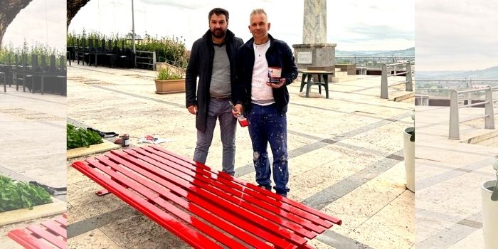 Ritinteggiata la panchina rossa di Corso Savoia, il sindaco: “Grazie al pittore Giampiero Calì”