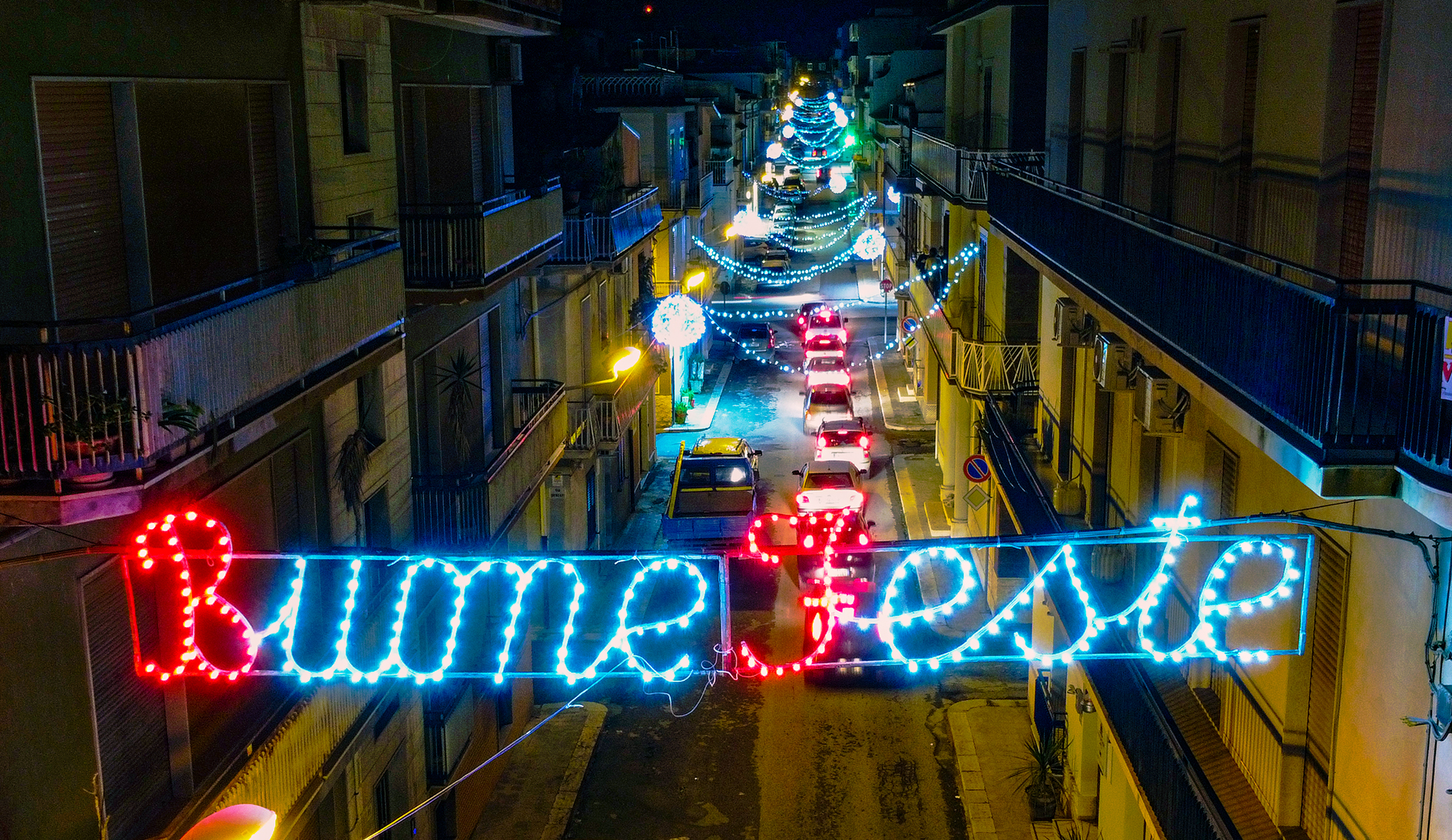 Luminarie in via Galileo, l’iniziativa dei commercianti per accendere l’atmosfera natalizia