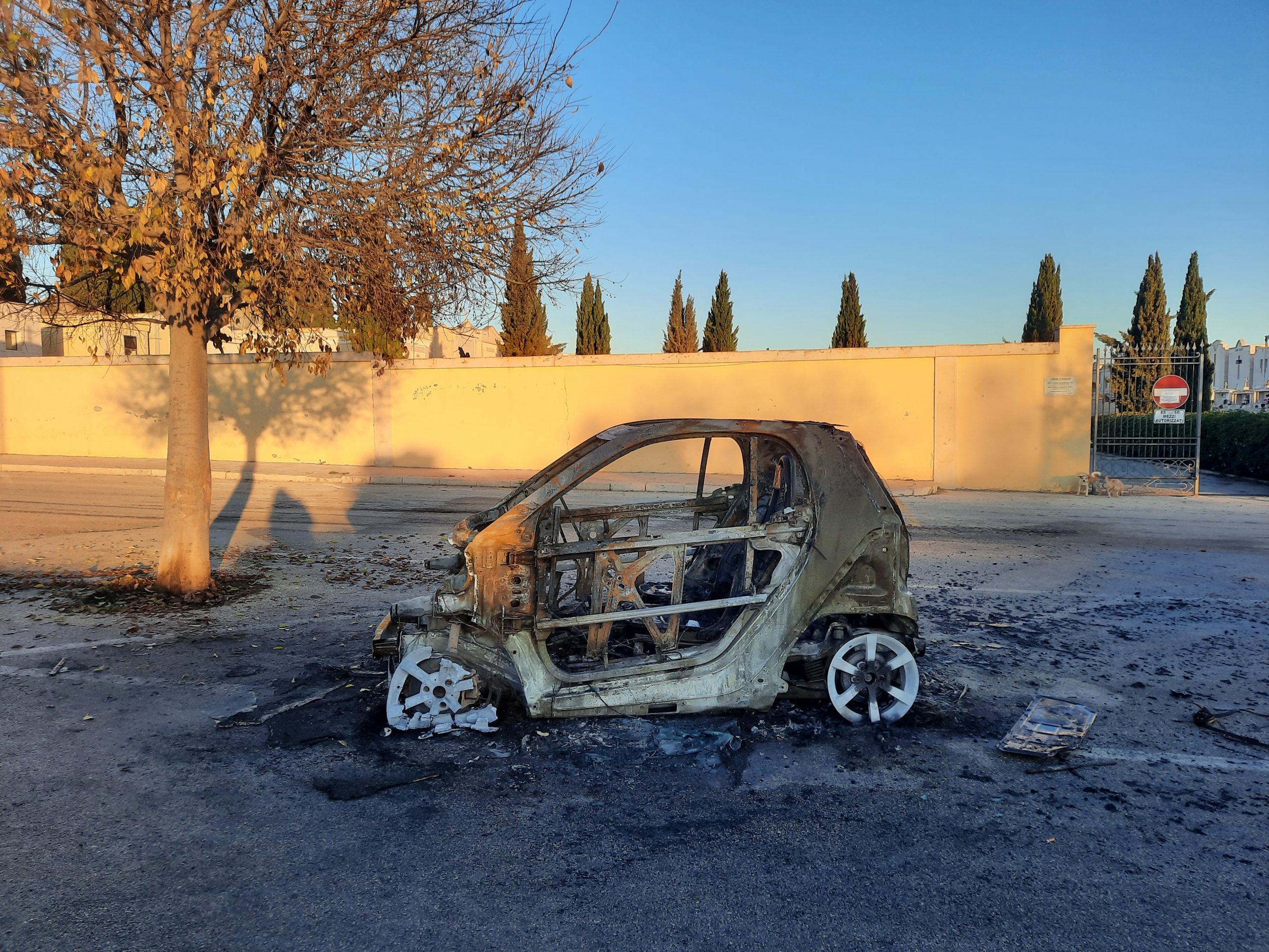 Bruciata un’auto nella notte a Rosolini, indagini in corso