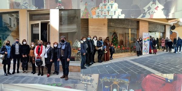 Si aprono le vetrine di Natale in Corso Savoia a cura delle scuole: “Lavoretti con materiale riciclato”