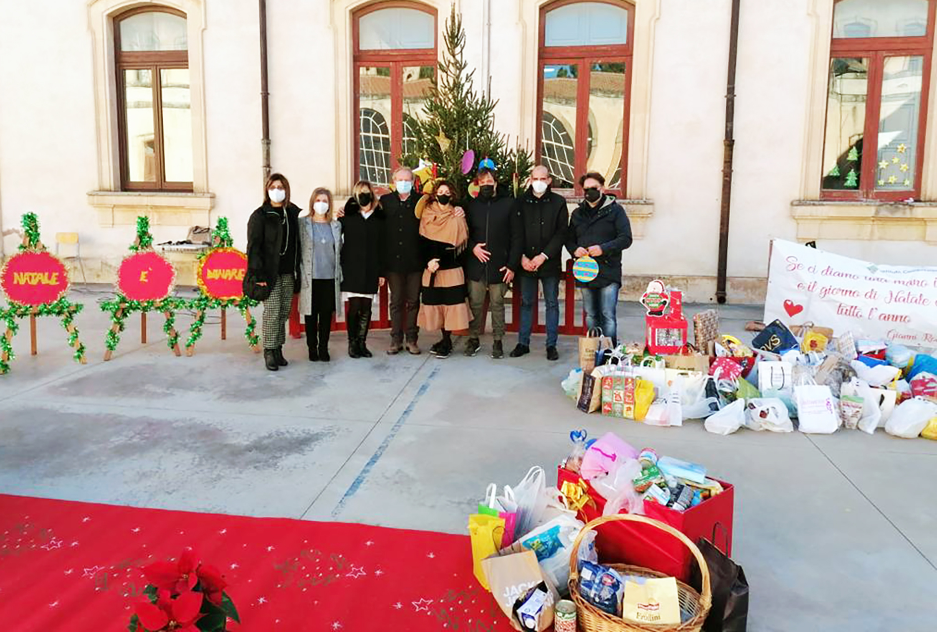 “A Natale è bello donare”, gli alunni della De Cillis donano alimenti e giocattoli all’Unicef, parrocchie e Misericordia