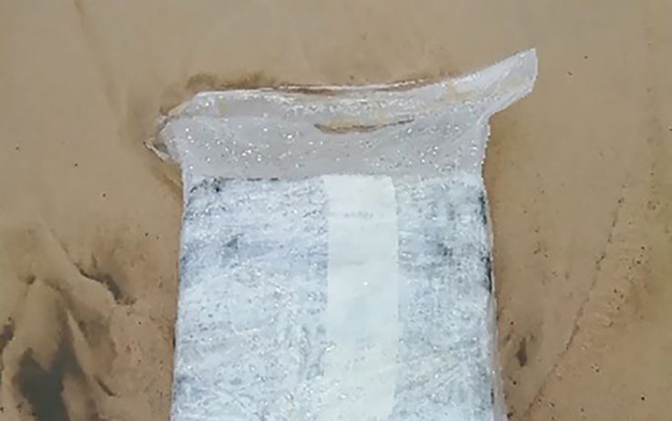30 kg di coca purissima nascosta in un borsone su una spiaggia ragusana, un giro di affari di 11 milioni di euro