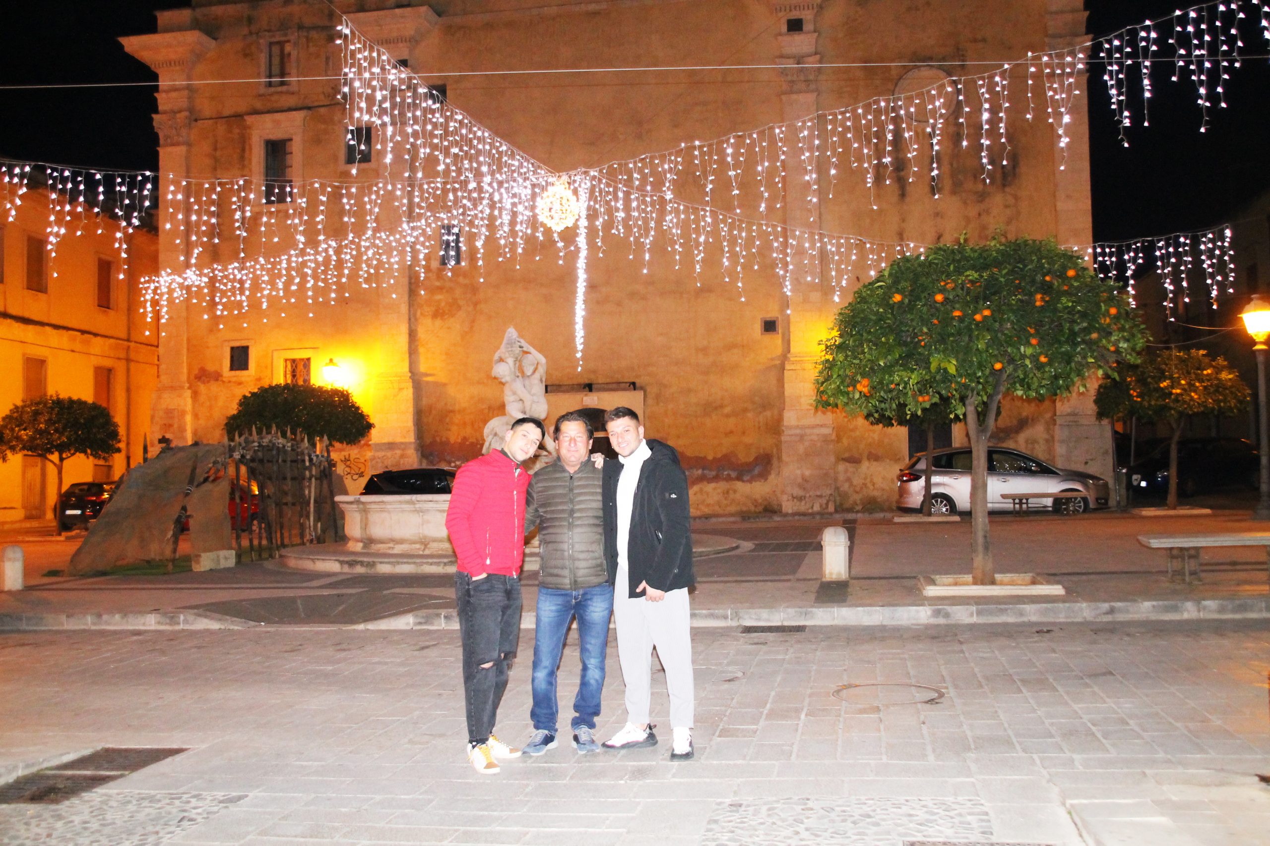 Anche quest’anno Piazza Masaniello si illumina a festa, il regalo della famiglia Rendo alla città