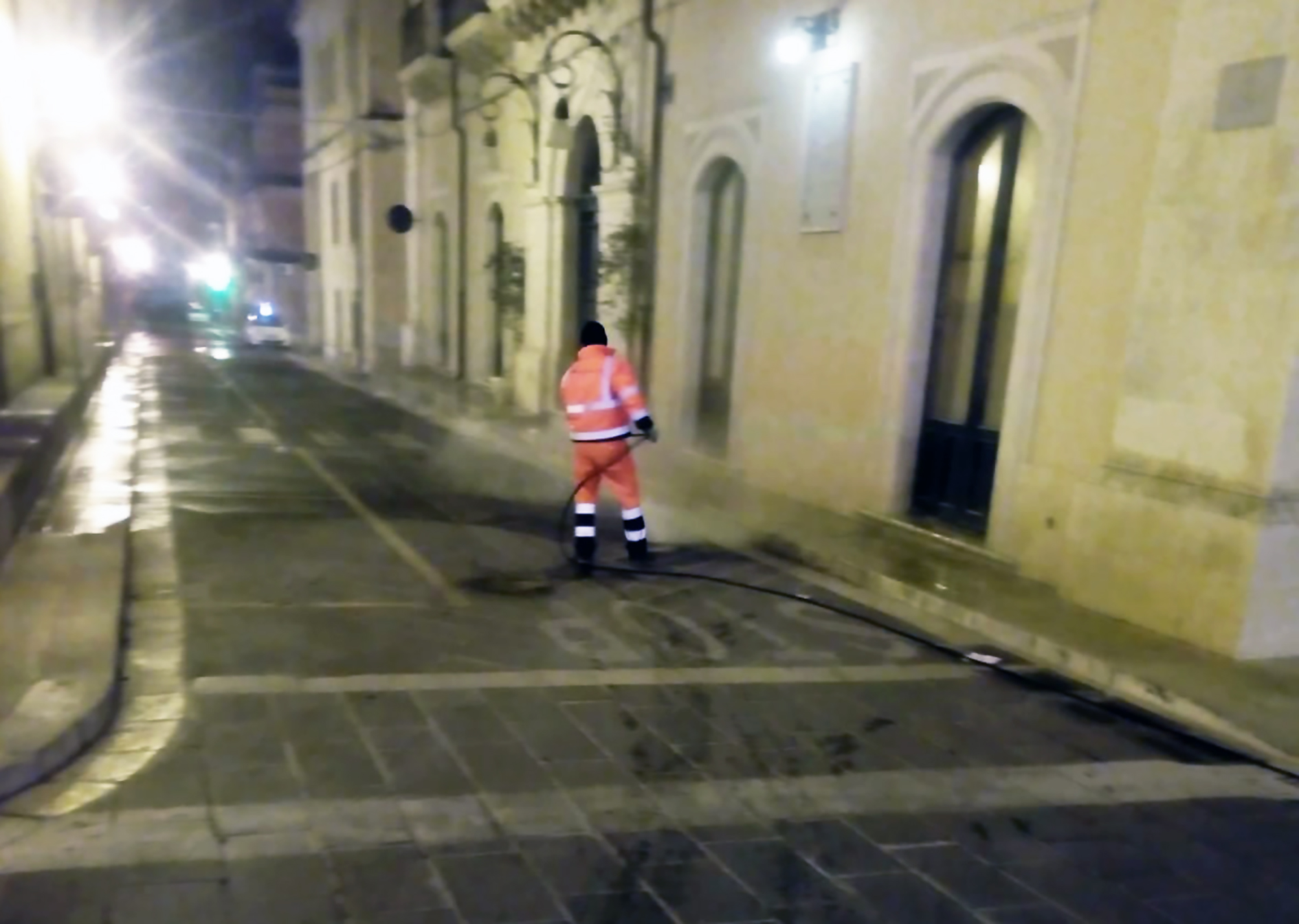 Strade del centro storico igienizzate, Spadola: “I fuori sede si sottopongano ai tamponi”