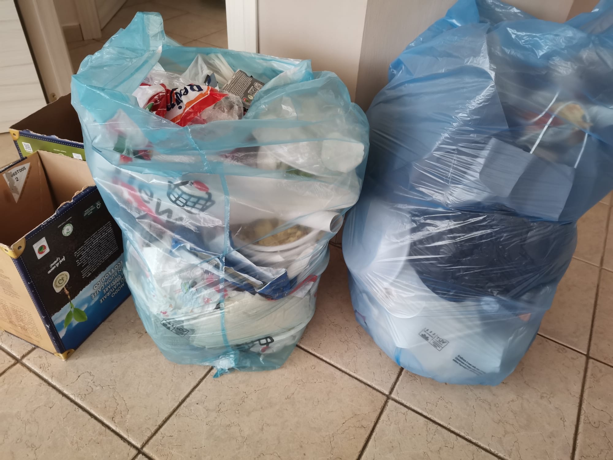 L’emergenza nell’emergenza: positivi al Covid e con la spazzatura dentro casa che non viene ritirata