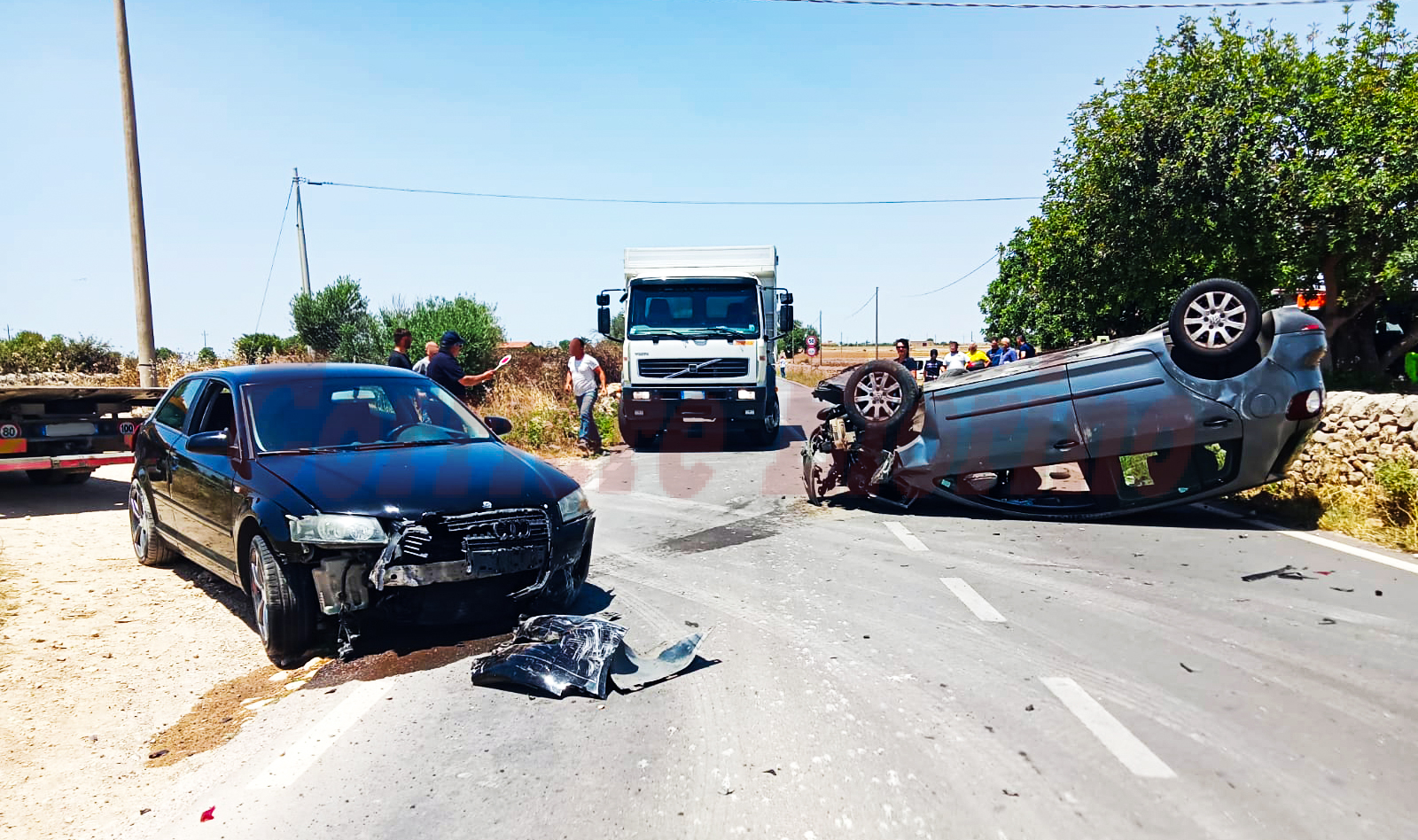 Incidente con auto ribaltata in Via S. Alessandra, conducenti in ospedale