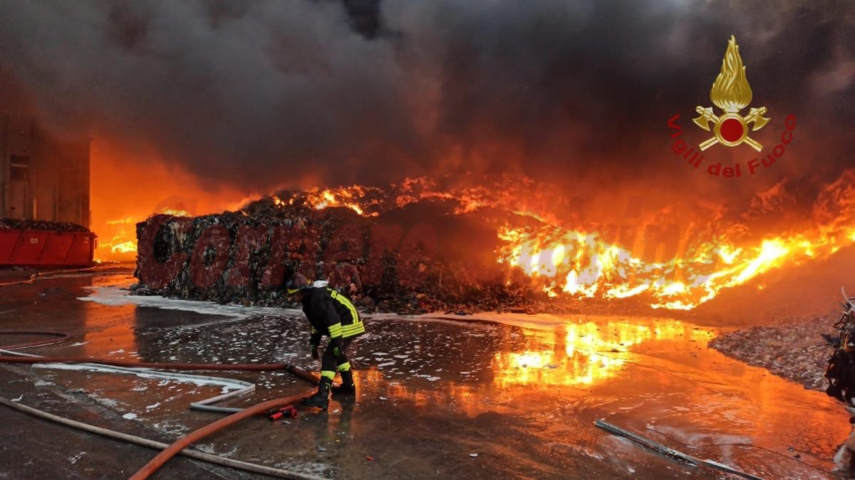 Incendio impianto di Augusta Ecomac, domani a Rosolini sospesa raccolta della carta e cartone