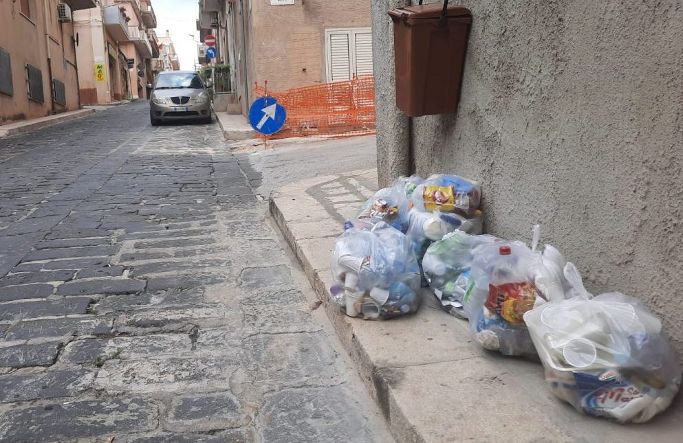 Continuano i disagi a seguito dell’incendio, oggi raccolta della plastica “parziale” in città