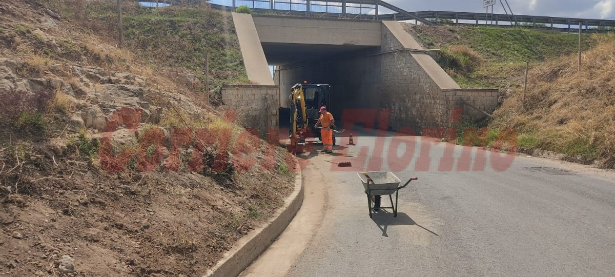 Contrada Tagliati, iniziati i lavori di pulizia del canale di scolo nel sottopasso autostradale