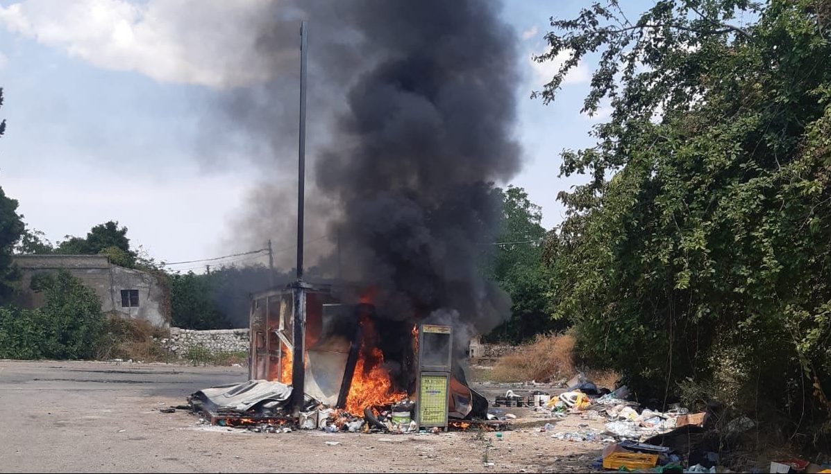 Isola ecologica in fiamme a Noto, il sindaco Figura: “Gesto vile che non ferma la nostra azione di pulizia”