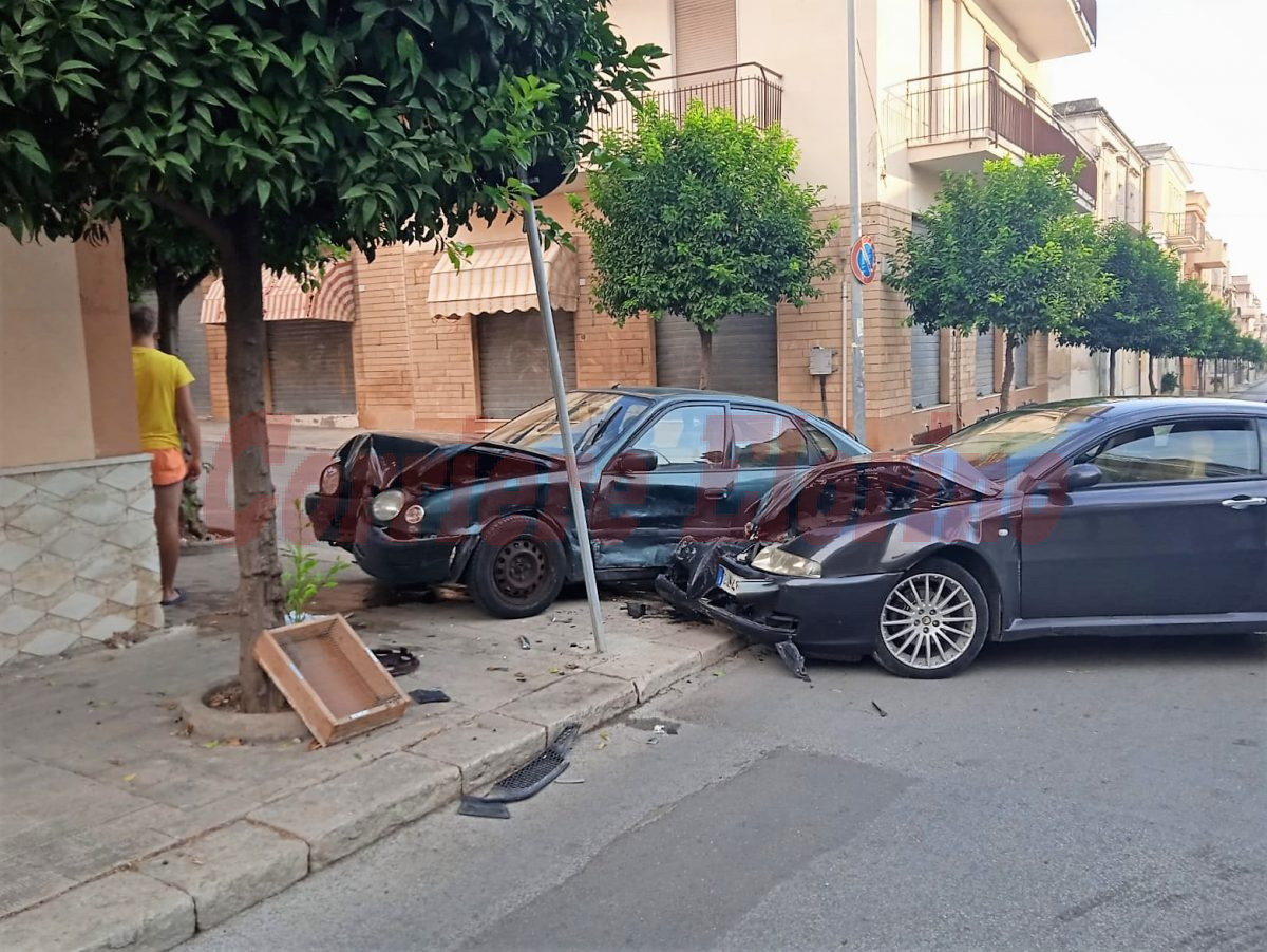 Incidente stradale in pieno centro, conducente trasportato in ospedale in ambulanza