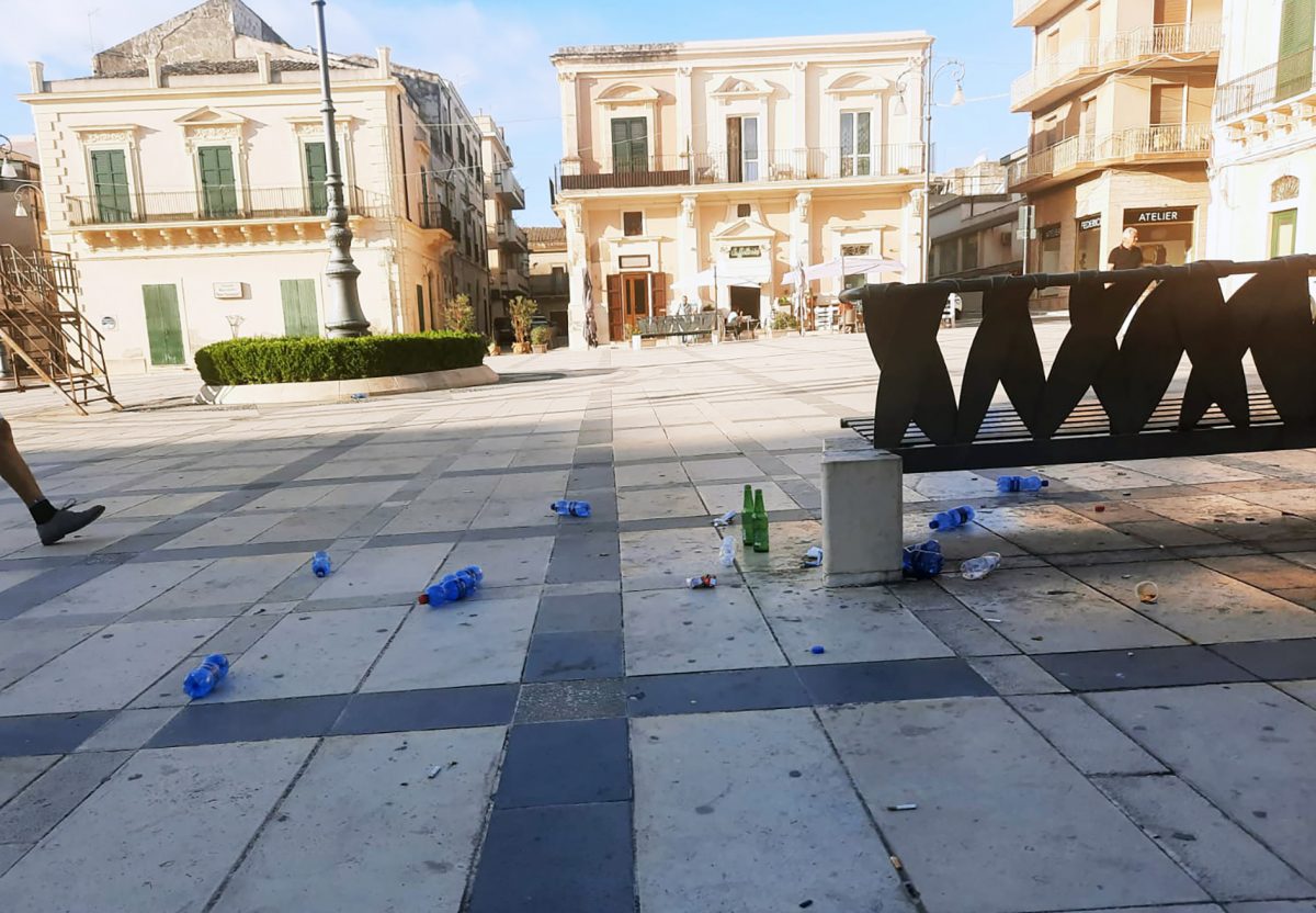 Bottiglie di plastica e di birra e pacchi di sigarette in piazza Garibaldi: “Sono stati i nostri politici”