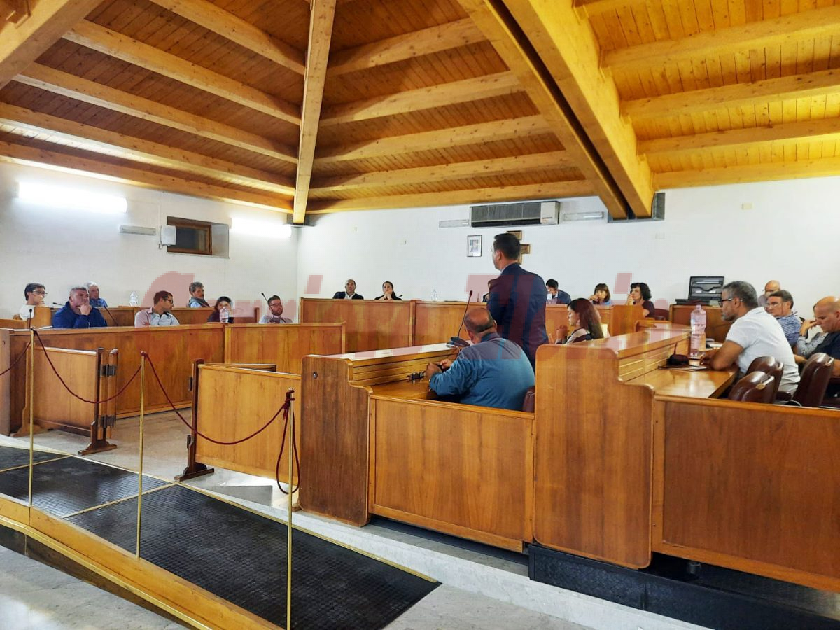 Il consiglio comunale di Rosolini rimette in discussione la gestione ai privati dell’acqua