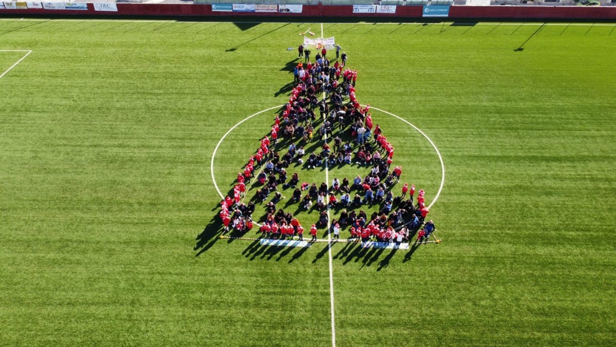 Un albero di natale umano, il flash mob della polisportiva “Rosolini 2000” per fare “goal” contro la guerra