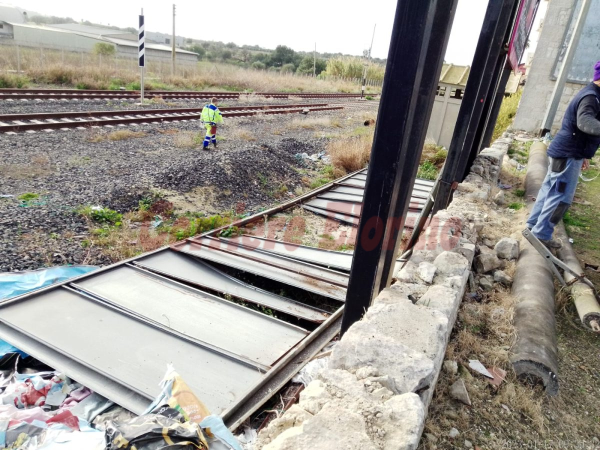 Rimossi gli ultimi cartelloni abusivi di viale Paolo Orsi in collaborazione con le Ferrovie dello Stato