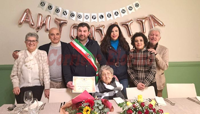 100 anni per la nonnina Orazia Giannone, il sindaco le dona una pergamena ricordo