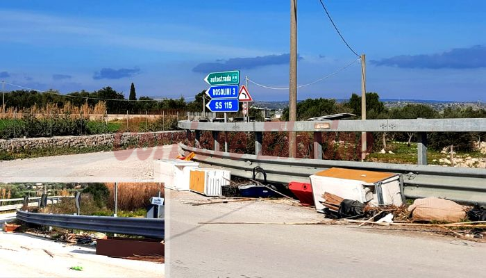 Di nuovo rifiuti nella strada provinciale 11, dopo il maltempo è tornato il degrado