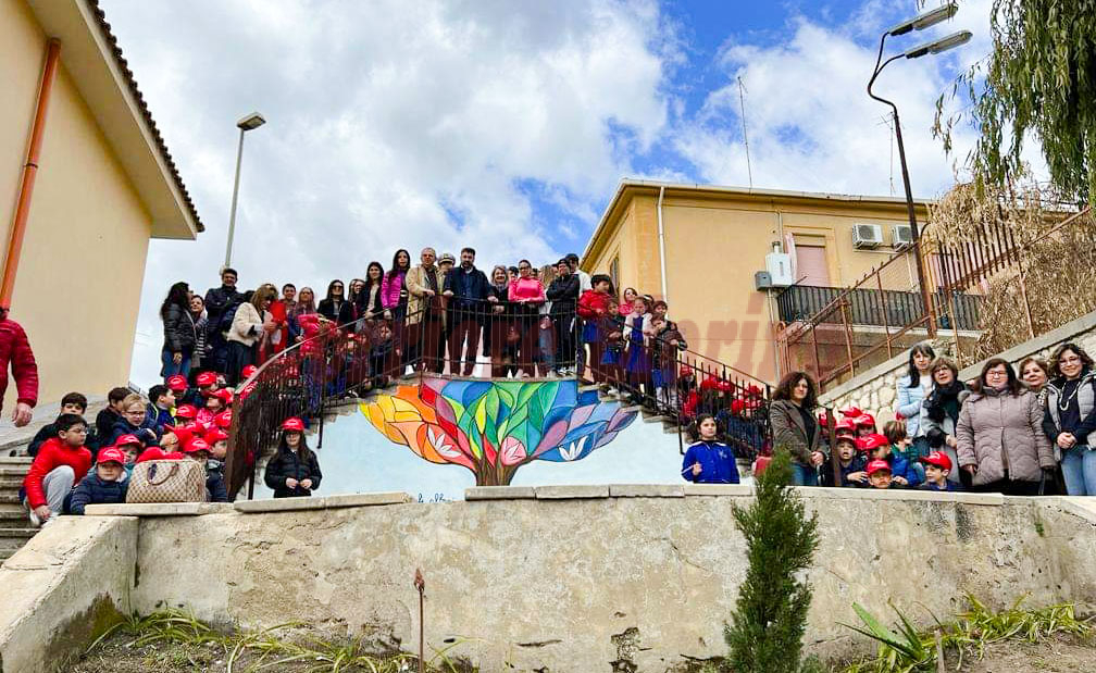 Istituto S. Alessandra e Calleri donano un murales a Rosolini sulla scalinata dedicata alla maestra Cassone