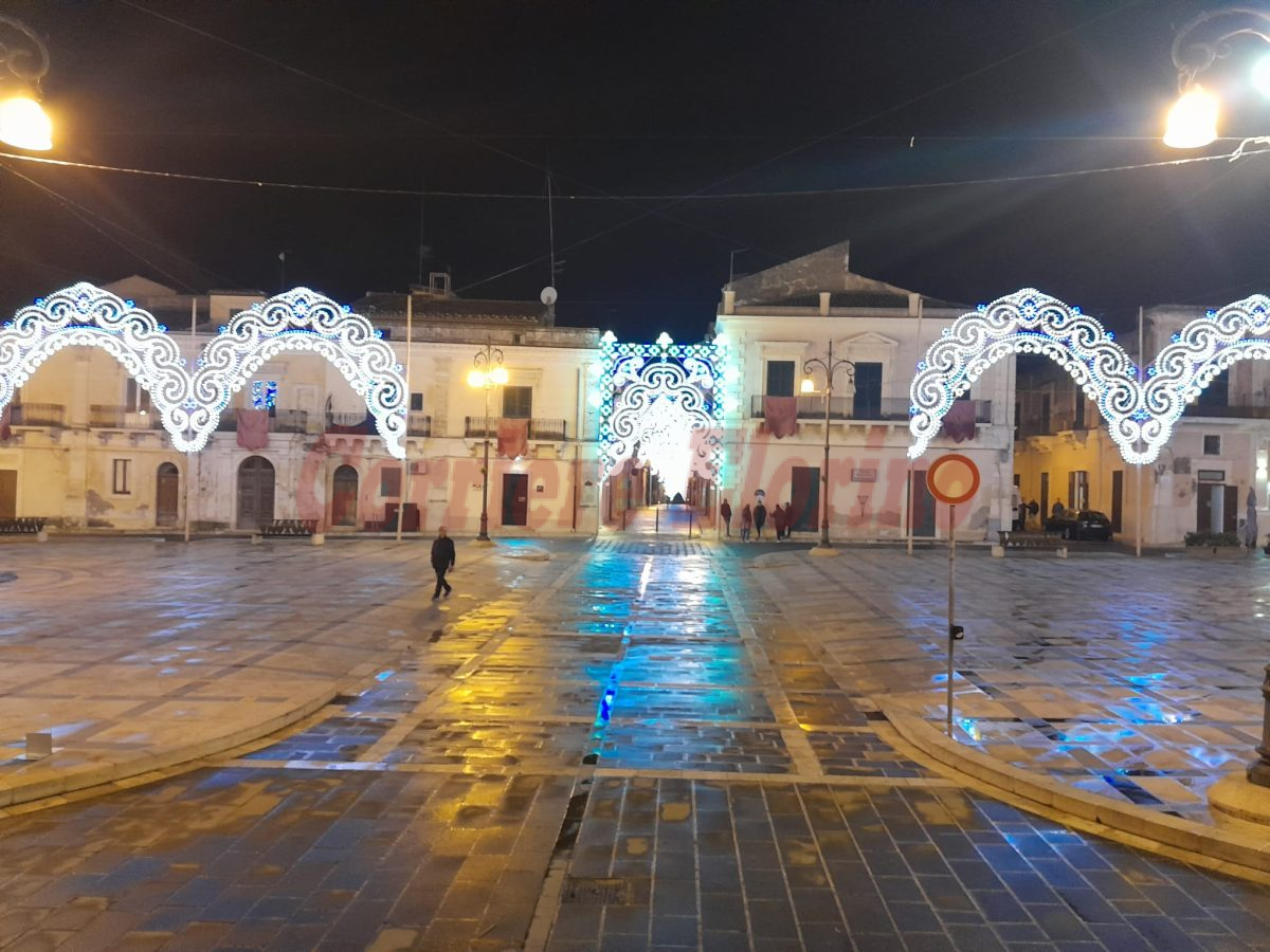 La festa di San Giuseppe è finita ma le luminarie rimangono accese: “Questo è uno spreco che paghiamo tutti”