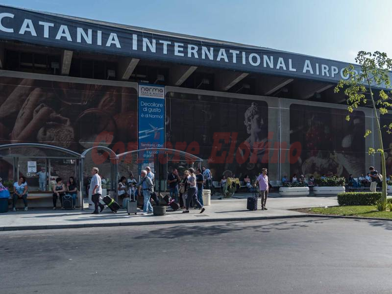 Aeroporto di Catania-Rosolini: “La mia odissea per tornare a casa in autobus e turisti in balia della confusione”