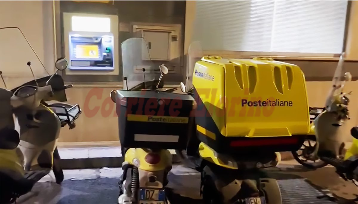 Motorini parcheggiati davanti al Postamat, Spazio Nuovo: “Viene difficile andare a prelevare”