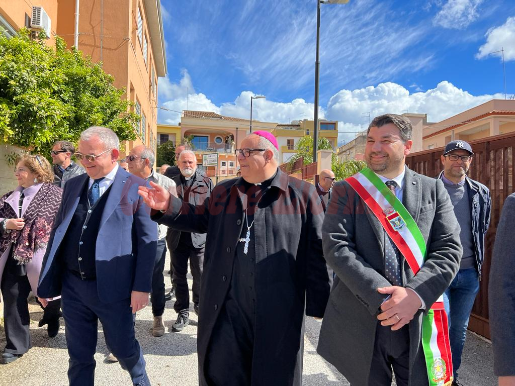 Il vescovo di Noto fa visita alla scuola Santa Alessandra, il sindaco: “Un onore la sua presenza a Rosolini”