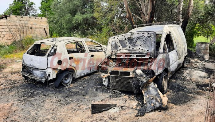 Mattinata “rovente” a Rosolini, due auto in fiamme in Via Leonardo Sciascia