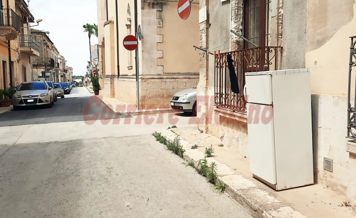 [La segnalazione] “Da quattro mesi quel frigorifero sul marciapiede dietro la chiesa Crocifisso”