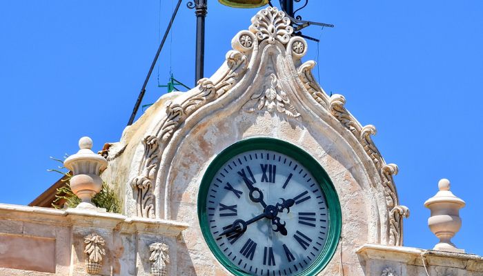 Restauro dell’orologio di Piazza Garibaldi, variante di 4.446 euro per lavori “non previsti”