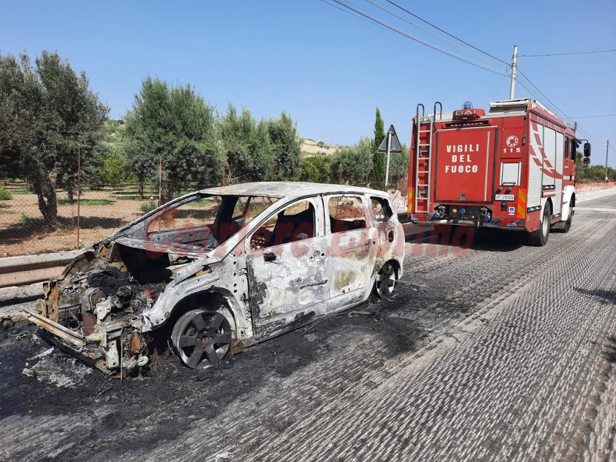 L’auto prende fuoco mentre guida, paura sulla “Rosolini-Pachino”