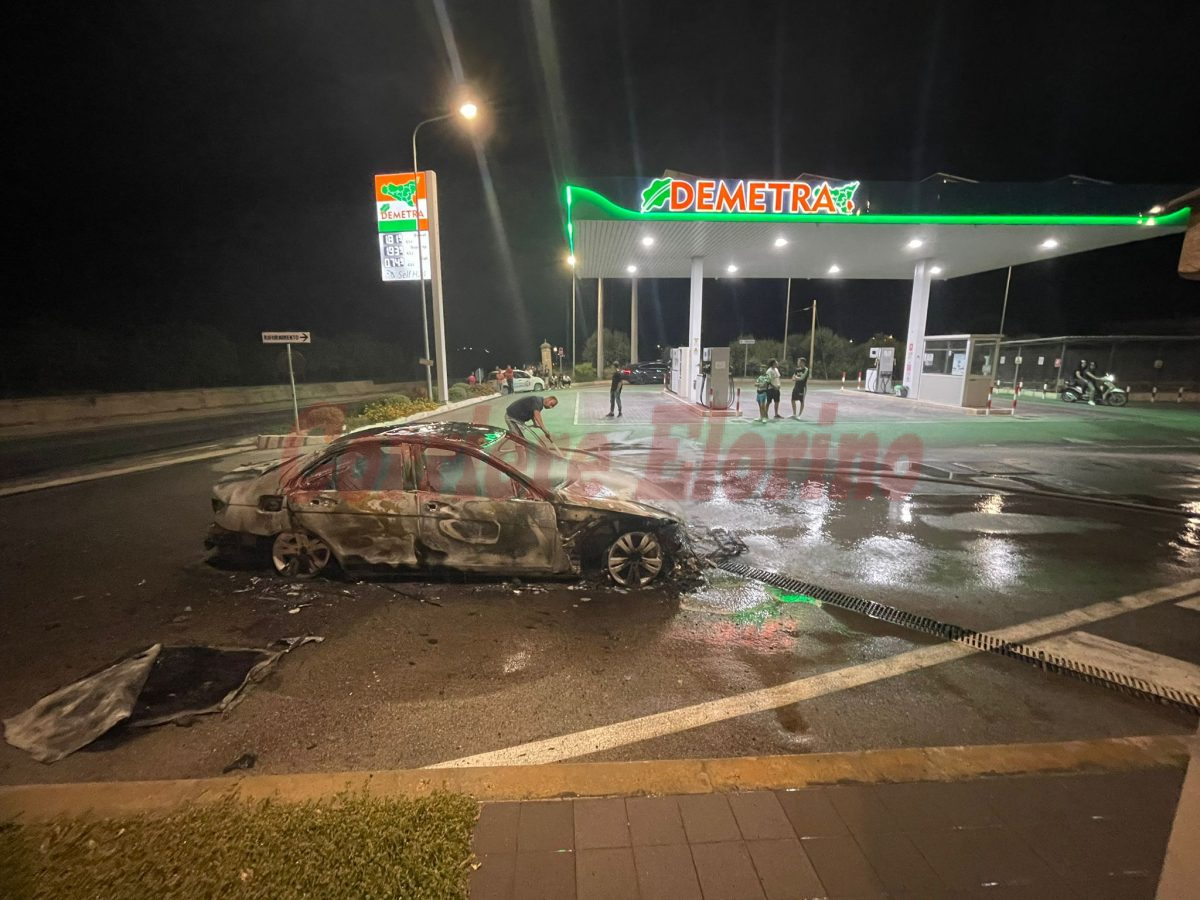 Auto prende fuoco mentre è in movimento, viene lasciata all’interno di un rifornimento di carburante