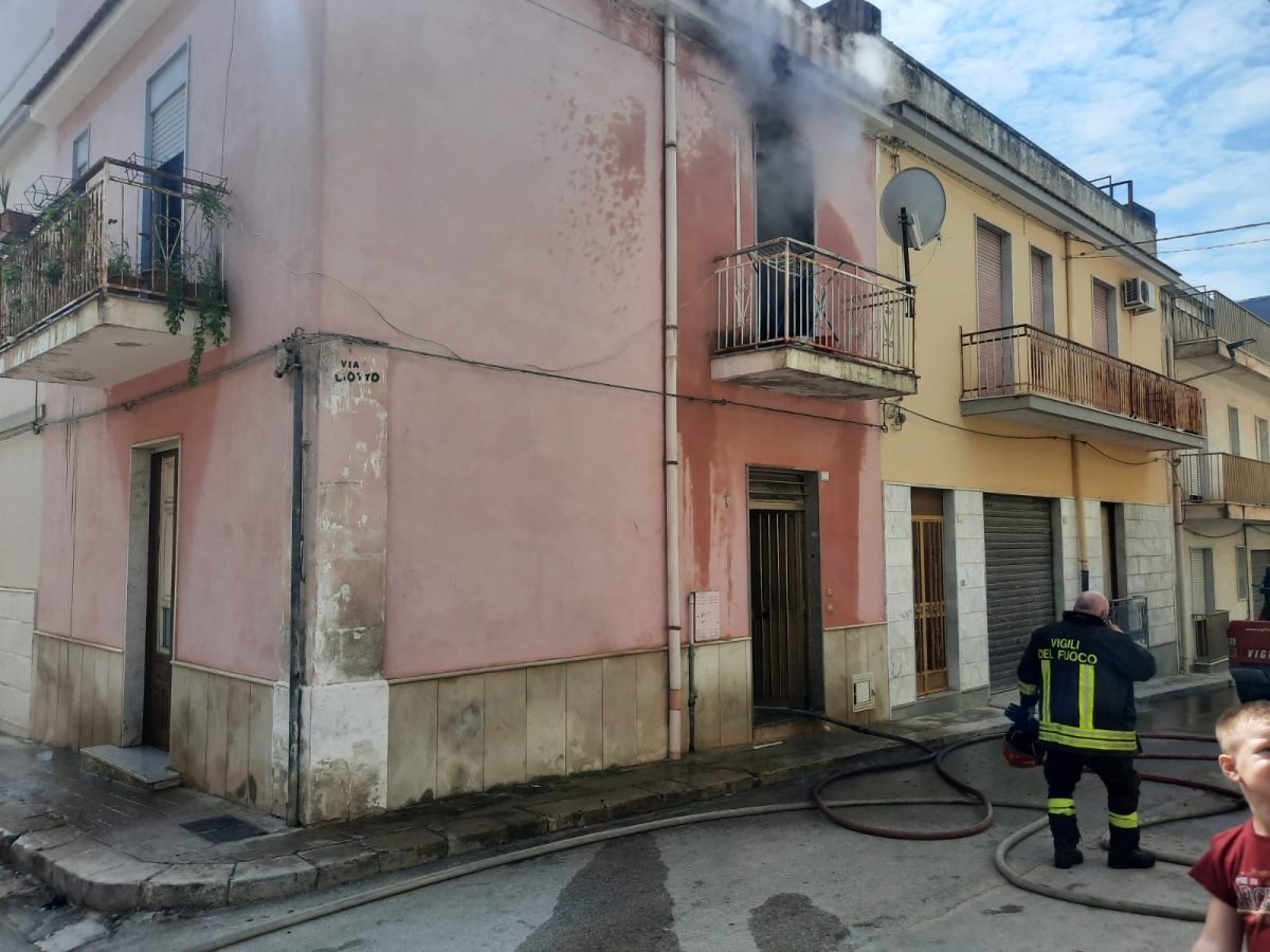 Rosolini, in fiamme un’abitazione in Via Giotto, era occupata abusivamente