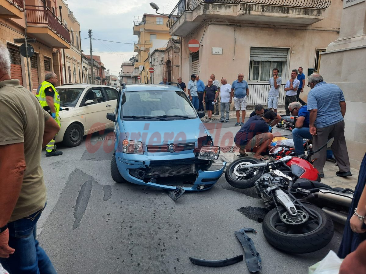 Incidente all’incrocio tra via Manzoni e Immacolata, motociclista di Sortino trasportato all’ospedale