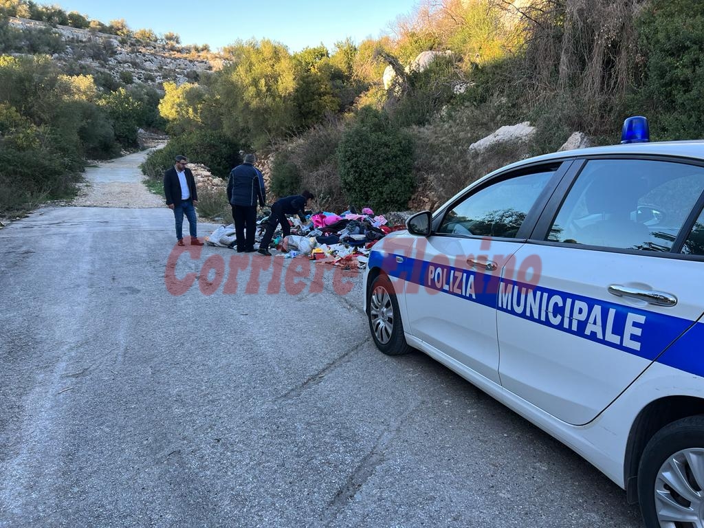 Vestiti abbandonati nella strada dell’Eremo, il sindaco Spadola: “Scopriremo chi è stato e lo sanzioneremo”