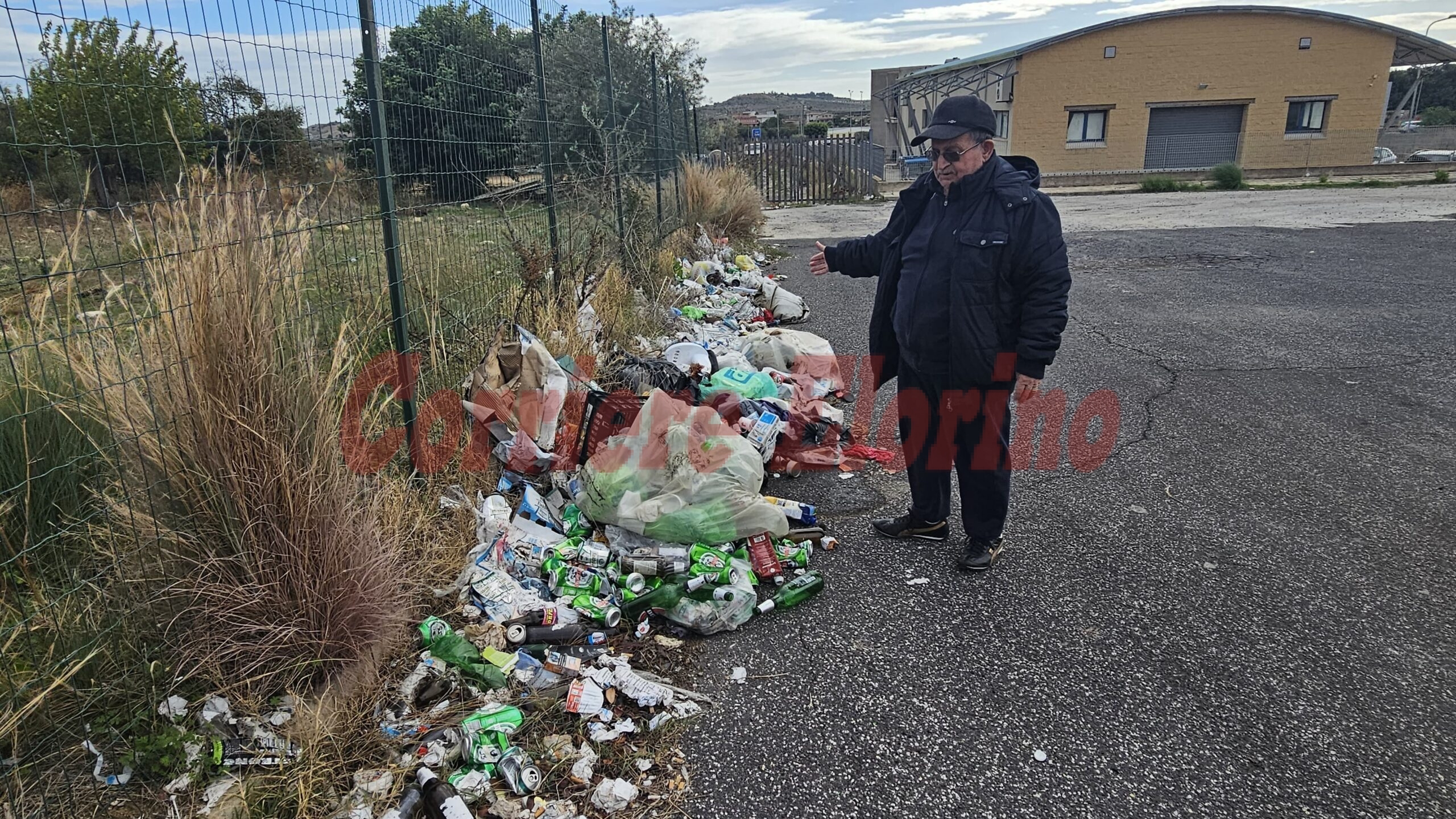 Rifiuti abbandonati davanti al proprio terreno: “Questo luogo non è una discarica”