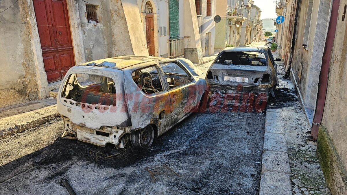 Rosolini “sotto attacco”, altre due auto in fiamme nella notte in via Paternò