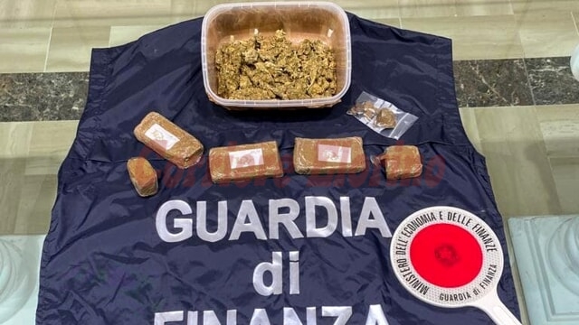 Arrestato 19enne di Rosolini, trovato con 500 grammi e 30 dosi di hashish e 2.500 euro in contante