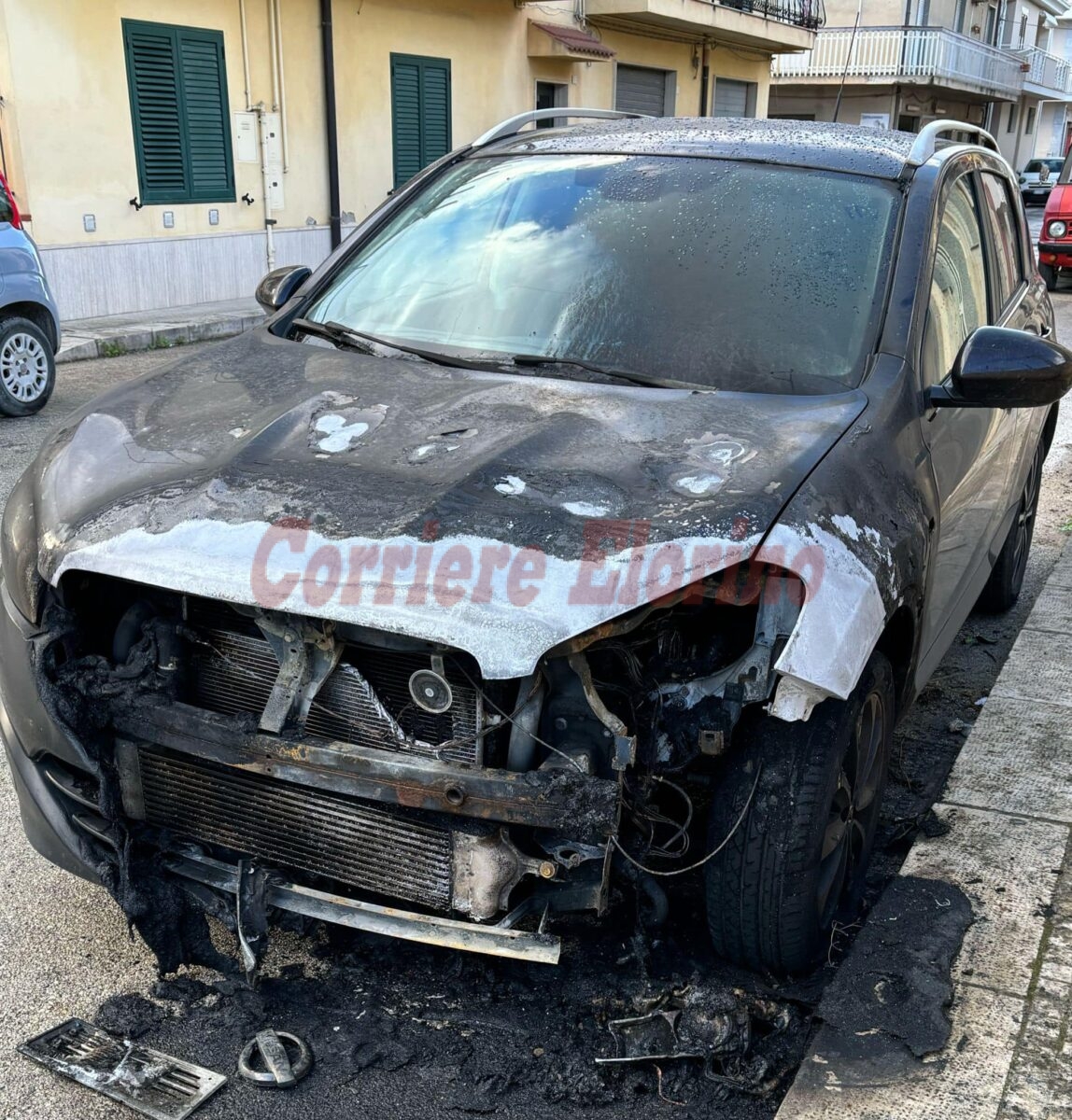 Cospargono l’auto con liquido infiammabile e gli danno fuoco, è di un dipendente comunale dell’Utc