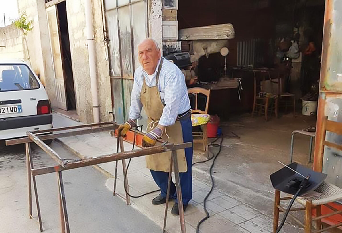 Auguri al signor Giacomo Fronterrè, storico fabbro ferraio di Rosolini, per i suoi 90 anni