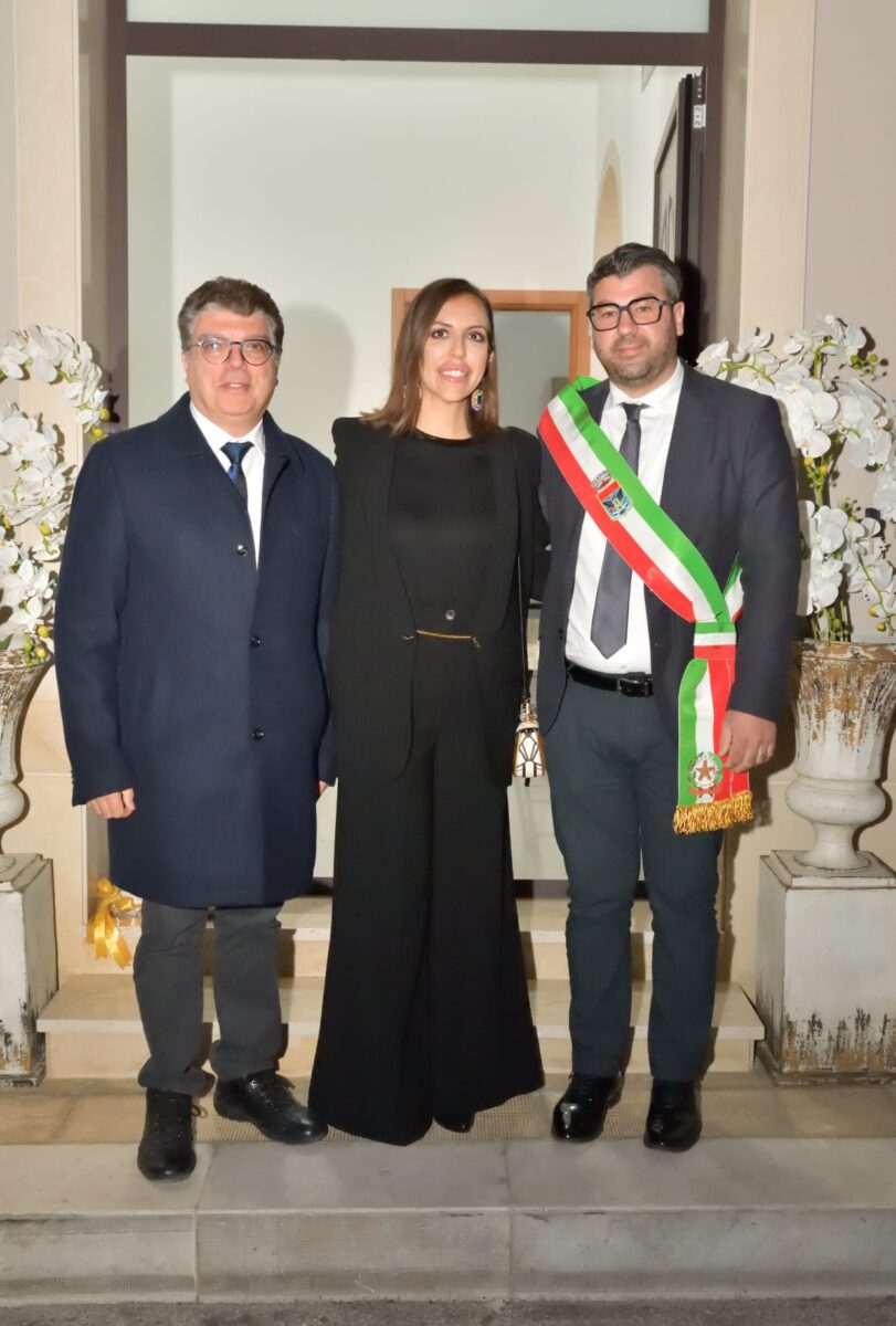 La dott.ssa Valentina Valvo assieme al Sindaco e al Presidente del Consiglio comunale di Rosolini.